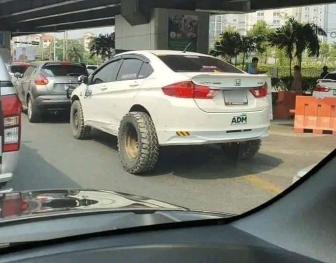 dadjokesKE's tweet image. Ukivaa suti na sports shoes