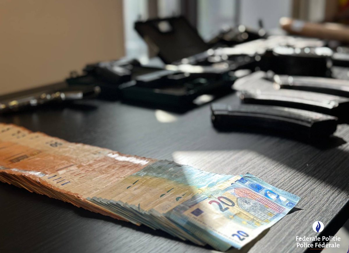policefederale's tweet image. La PJF Limbourg a mené 20 perquisitions dans le cadre d'une enquête sur un trafic d' #armes. Des dizaines d'armes à feu ont été saisies. Un #labo de #drogues synthétiques en activité et un entrepôt de cigarettes illégales ont également été découverts.
obi41.nl/2w92mnay