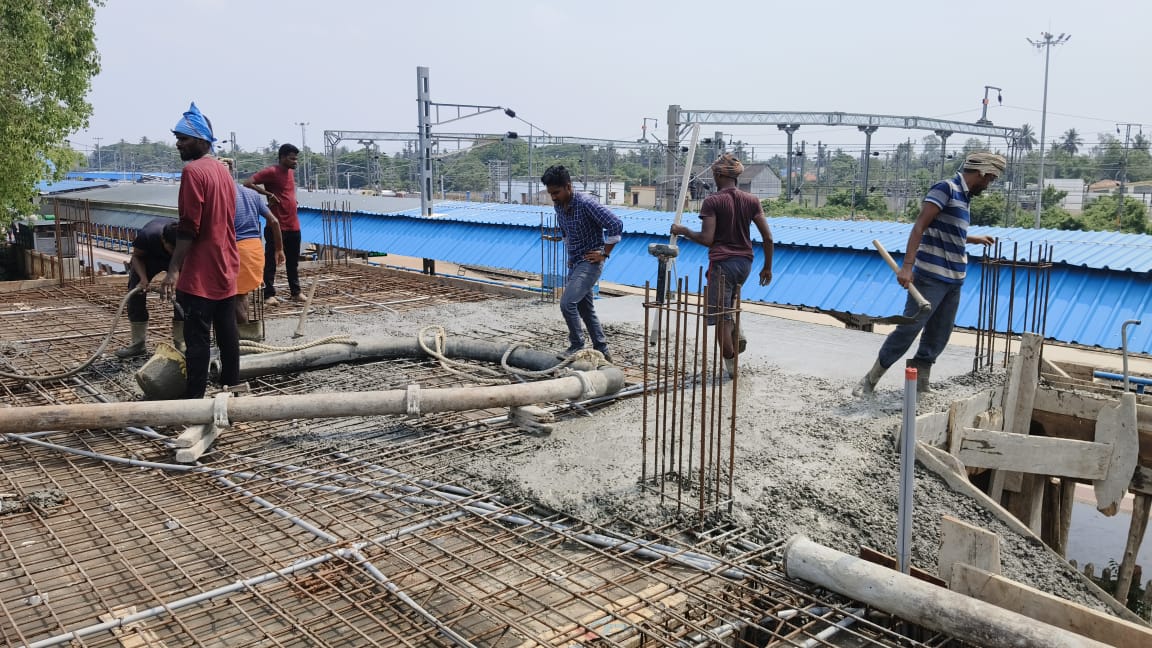 DRMTPJ's tweet image. Roof Concrete Work in Progress at GRP Building, #Mayiladuthurai railway station of #TiruchchirappalliDivision – Strengthening Infrastructure for Enhanced Security Services under #AmritBharatStationScheme

#SRInfraUpdates
@GMSRailway @RailMinIndia @pibchennai
