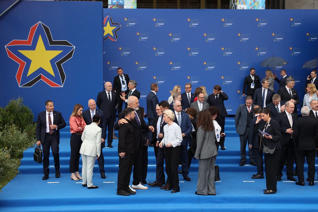 Xavier Espot Zamora (@xavierespot) on Twitter photo Tirana és avui el punt de trobada dels líders europeus i els màxims responsables de la UE per participar en la 6a cimera de la Comunitat Política Europea sota el lema “Nova Europa en un nou món: unitat, cooperació i acció conjunta”.
#EPCTiranaSummit <a href="/EPC_Tirana/">EPC_Tirana</a>
(Fil 👇🏻) Tirana és avui el punt de trobada dels líders europeus i els màxims responsables de la UE per participar en la 6a cimera de la Comunitat Política Europea sota el lema “Nova Europa en un nou món: unitat, cooperació i acció conjunta”.
#EPCTiranaSummit <a href="/EPC_Tirana/">EPC_Tirana</a>
(Fil 👇🏻)