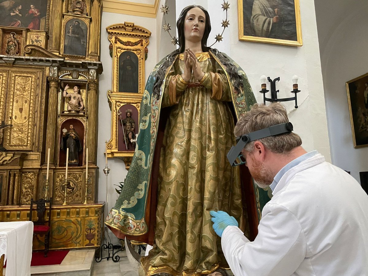 La labor del <a href="/IAPHpatrimonio/">IAPH</a> es fundamental para conservar el patrimonio de las hermandades.

Los técnicos del instituto acometen una reintegración pictórica en el Simpecado nuevo de la Hdad.del Rocío de Villamanrique, Sevilla. También se ha examinado una imagen de la Inmaculada.