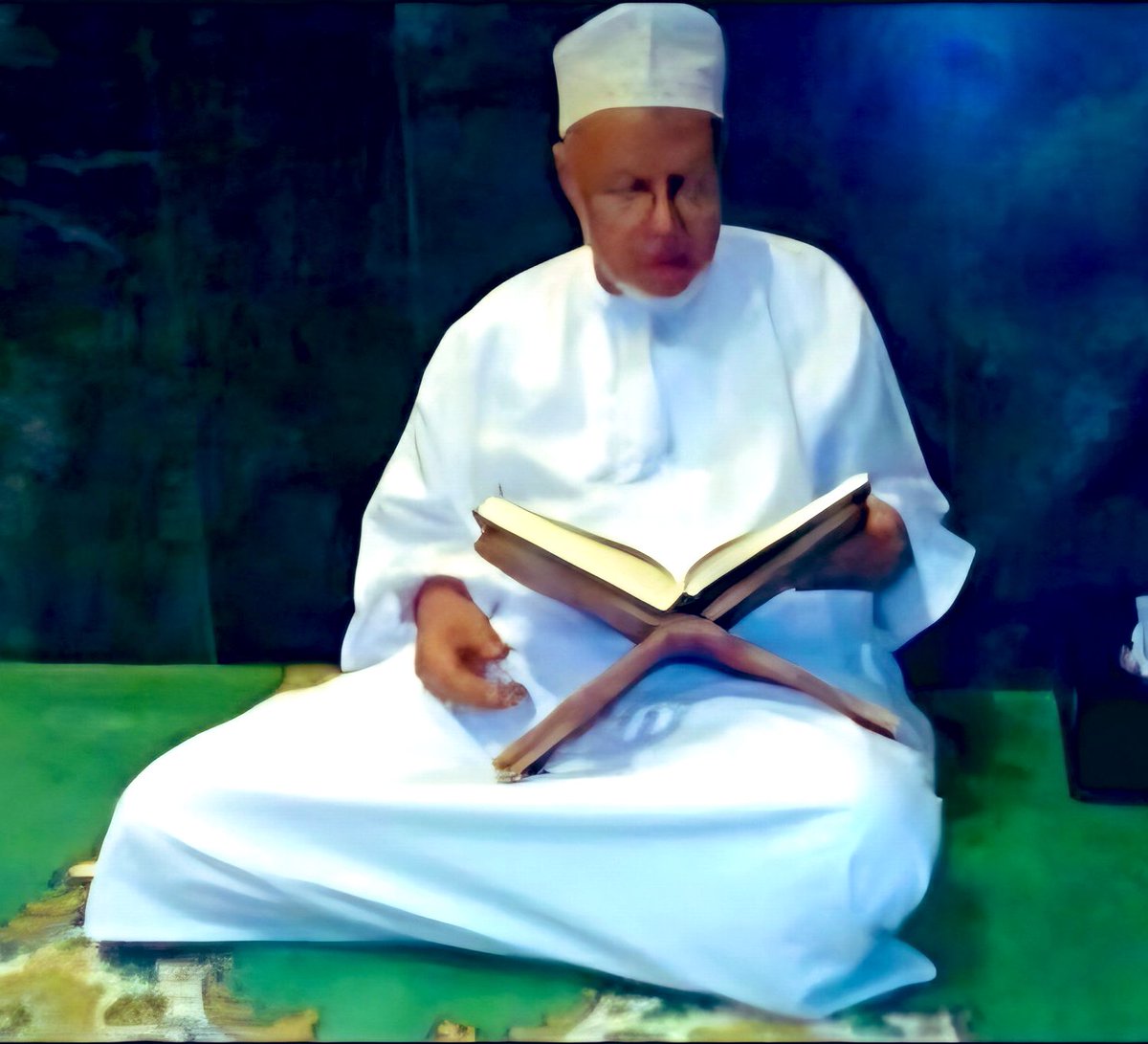 بقلوب مؤمنة بقضاء الله وقدره تلقينا نبأ وفاة المغفور له بإذن الله تعالى السيد صالح بن عبدالله باعبود رحمة الله تغشاه، تعازينا القلبية الصادقة لإخوانه وأبنائه وأحفاده وكل محبيه ، ضارعين الى الله عز وجل ان يتغمد الفقيد بواسع رحمته ومغفرته ويسكنه فسيح جنانه مع النبيين والصديقين