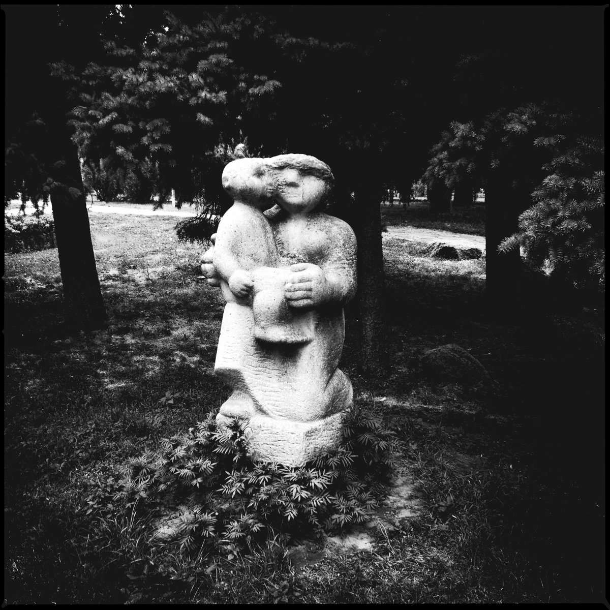 ABBSound's tweet photo. «Silent Watchers of Volodymyrska Hill»
Park sculptures on Volodymyrska Hill—enigmatic figures whose names and stories remain unknown. Any information is welcome!
July 2013
#blackandwhite #sculpture #kiev #ukraine #kitcam  #KitCamApp #documentary #KyivArt #PublicArt #ClassicMono https://t.co/OruY3odvzx