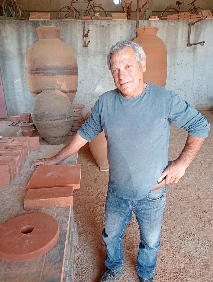 António da Rocha tiene un alfar con el que sobrevive. Producción como hace 500 años. Hasta los hornos los hizo él. Muestra toda la producción al visitante. Ideal no solo para niños. A una hora de Badajoz.