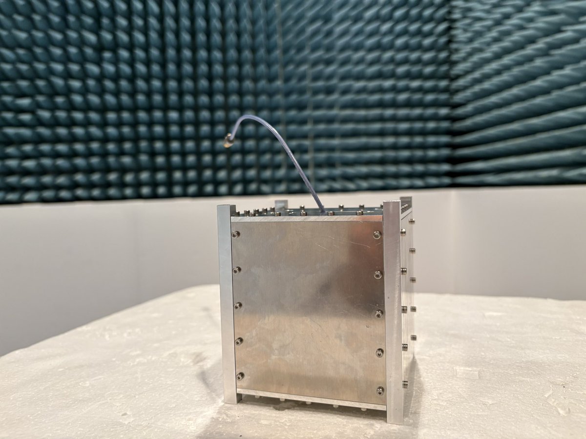 1U CubeSatに短いケーブルを生やしたら、SOMESATっぽさあるな。