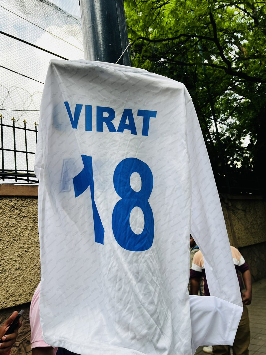 More white than red outside Chinnaswamy Stadium for #ViratKohli𓃵 #RCBvsKKR