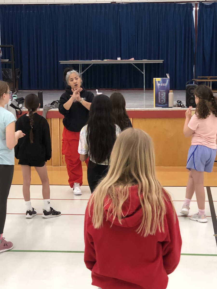 mmccormick87's tweet photo. Maddy from Tripe Arts Academy came to teach a dance/math lesson through tutting, & honestly, there was more geometry in that dance than in my last math lesson. Angles, symmetry, transformation, all through art! Who knew elbows could explain math o well? 💃📐 #MathThroughDance https://t.co/0FomPWlNIF