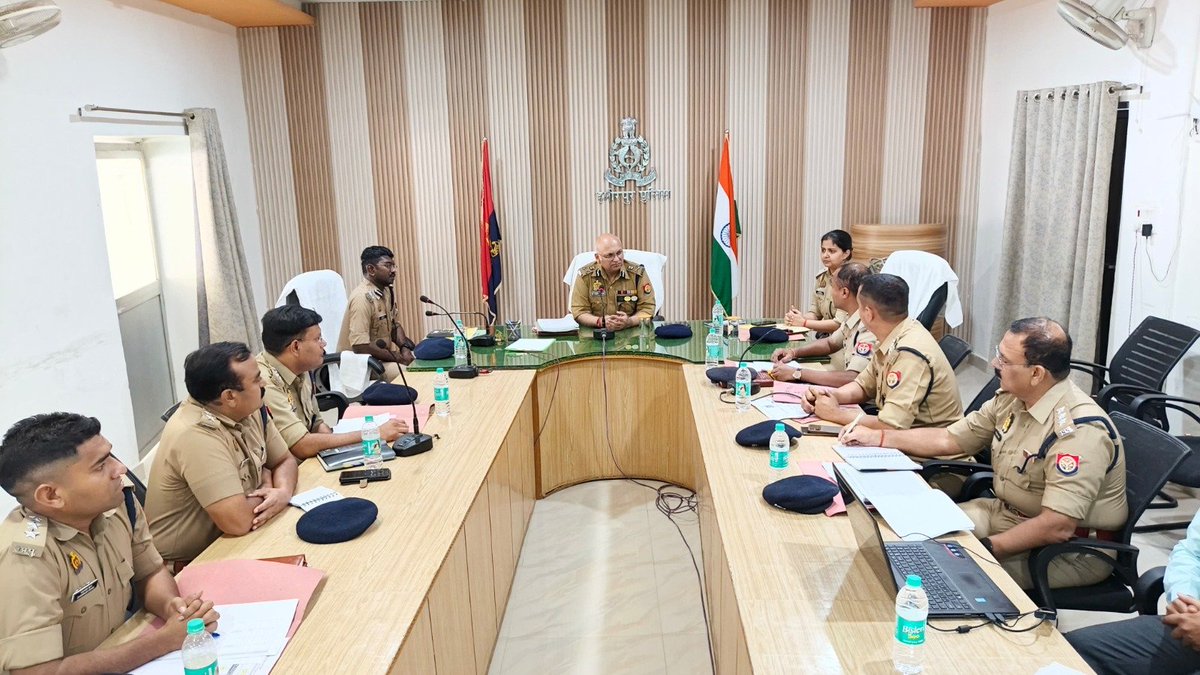 bstvlive's tweet photo. 🚨 हमीरपुर : एडीजी प्रयागराज जोन का जिले में आगमन 🚨

👮‍♂️ एडीजी ने वरिष्ठ अधिकारियों के साथ बैठक की
📋 एडीजी प्रयागराज जोन ने कानून व्यवस्था की समीक्षा की
⚖️ कानून व्यवस्था को और बेहतर करने के निर्देश दिए
🏢 पुलिस लाइन में बैठक कर अधिकारियों को दिए निर्देश

#Hamirpur #ADGVisit #LawAndOrder #PoliceReview @dmhamirpurup @ADGZonPrayagraj