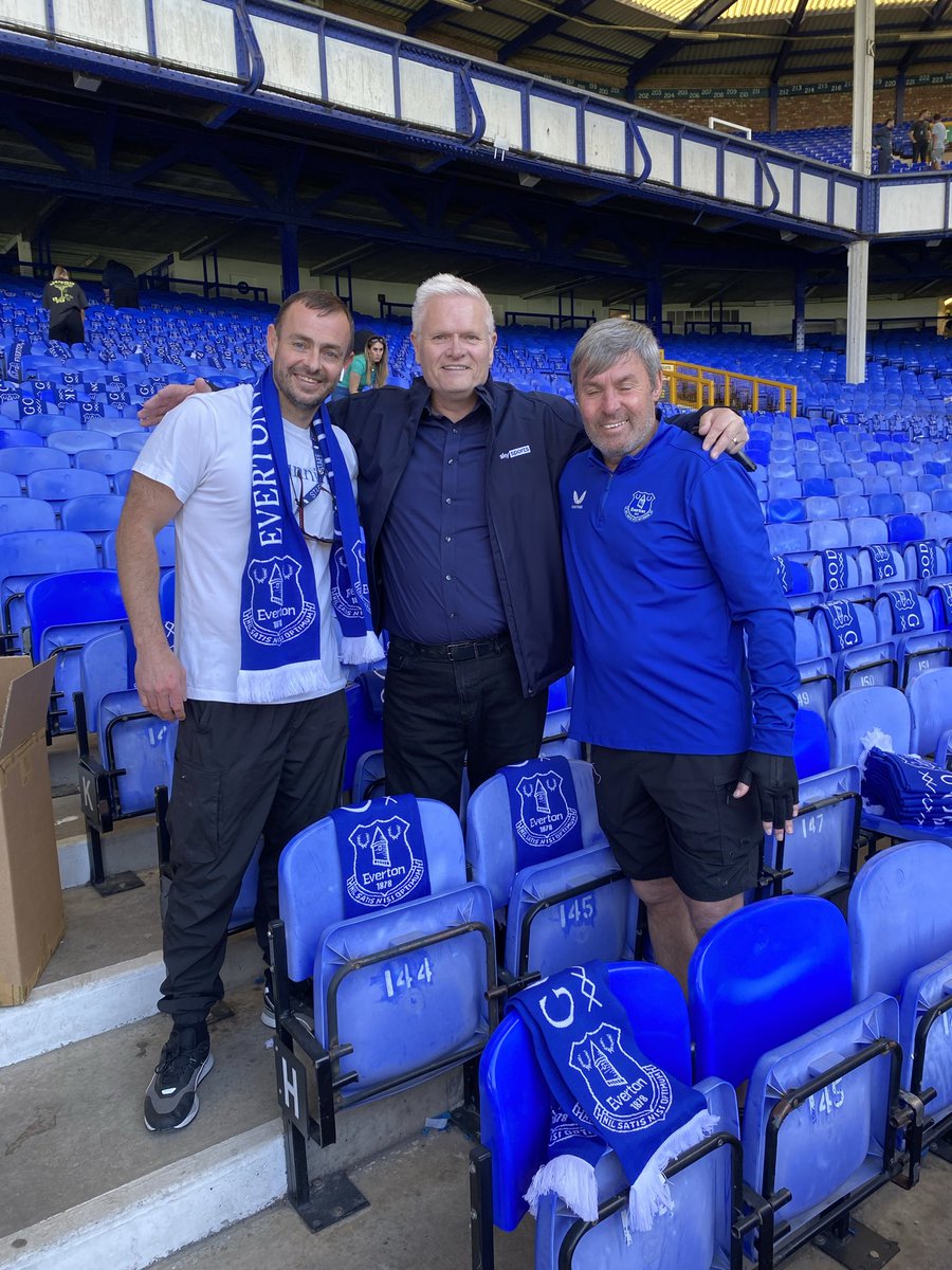 At what other football club would you find a league winner and a former striker putting scarves out for the fans! Only one! (And Pat was telling Branchy he was doing it all wrong! 😂) #onceawinneralwaysawinner