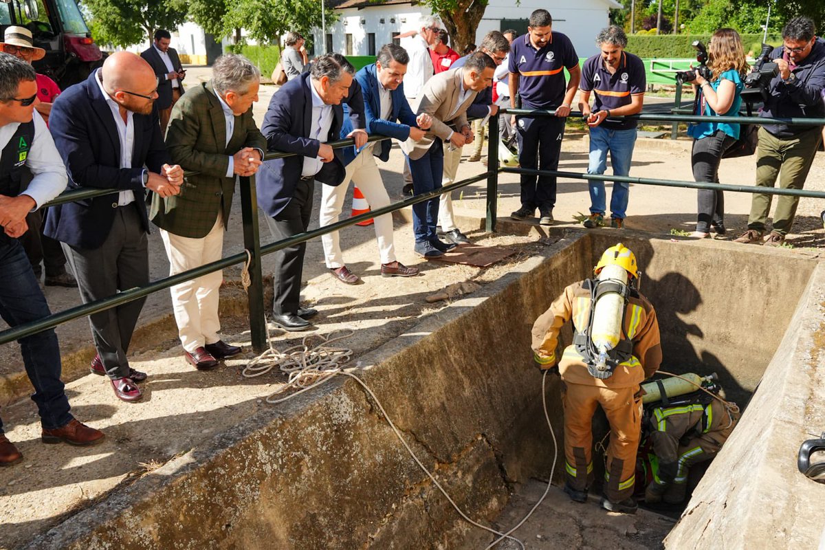 📚<a href="/AndaluciaJunta/">Junta de Andalucía</a> apuesta por la profesionalización del sector de emergencias

Visito junto a <a href="/jmbellidoroche/">José Maria Bellido</a> y <a href="/s_fuentesl/">Salvador Fuentes</a> el <a href="/GALILEOCORDOBA/">IES Galileo Galilei Córdoba</a>, referente en FP de Emergencias y Protección Civil. Cuenta con alumnos de toda España que ya hacen prácticas en la Agencia de Emergencias