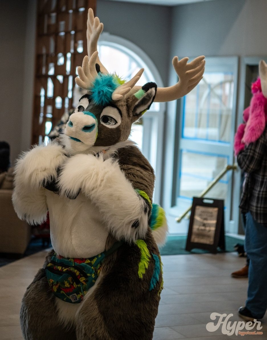 Oh no , don't hit me ,I'm just a cute innocent lil deer that stood in front of your car ☺️ #FursuitFriday #FCL2025 
🧵 <a href="/BNCreation/">BNCreation</a> 
📸 Hyper ( furtrack)