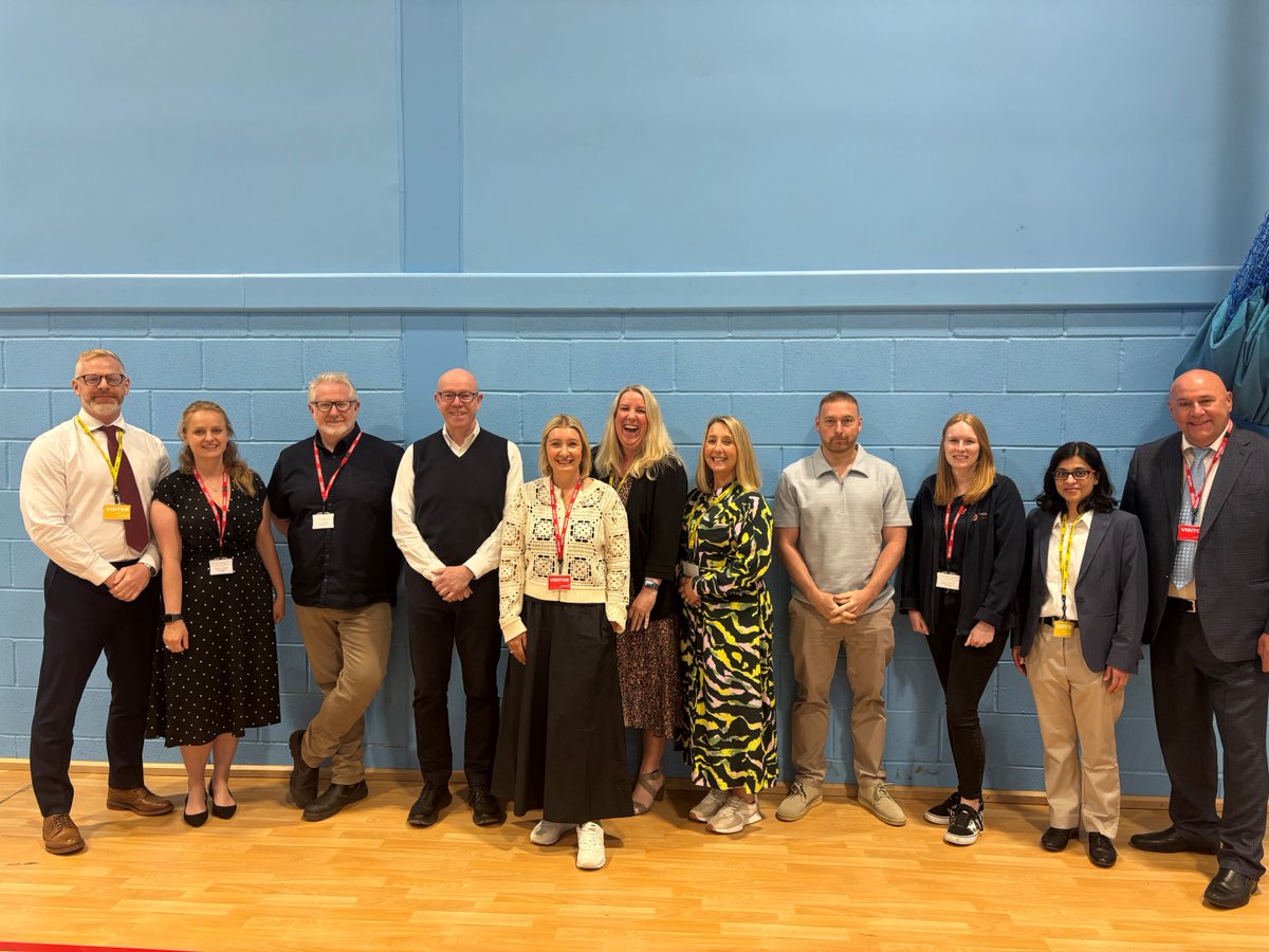 Year 10 students participated in mock interviews yesterday at Whitelands, with industry professionals from Winvic, Buckingham University, and Thames Valley Police, to name a few. This unique experience will better prepare them for the future. Thank you to all who participated! 😊