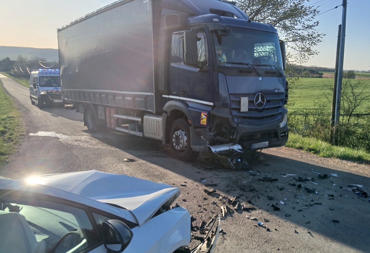 ambulancessmet's tweet photo. L'Ambulance de Secours et de Soins d'Urgence N°3 a été en présence d’un accident de la route impliquant un véhicule léger et un poids lourd. L’équipe ambulancière...
https://t.co/KMBpKWnHnm

Photos: JHM
📷📷📷
https://t.co/amNuKvi2VL

#GROUPESMETSECOURSETSERVICES #AMBULANCESSMET https://t.co/fNUflgQ0vD