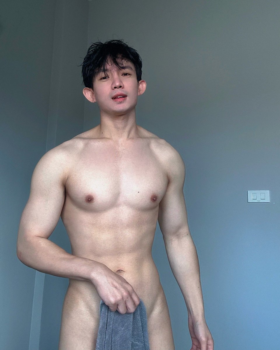 cởi rồi nè , tắm chung không e iu