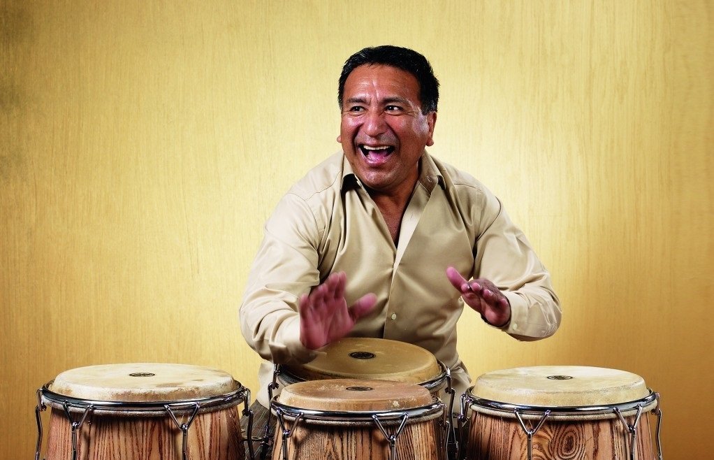 CapitalJazzClub's tweet image. Good evening! The #CapitalJazzClub984 is back. #NP, &apos;One Finger Snap&apos;, off #AlexAcuña&apos;s *Gifts*. (2022). 
Drums: Alex Acuña
Keys: Otmaro Ruiz
Guitars: Ramón Stagnaro
Bass: John Peña
Sax: Lorenzo Ferrero
Trumpet: Michael Stever
Cello: Giovanna Clayton
Vocals: Diana &amp;amp; Regina Acuńa.