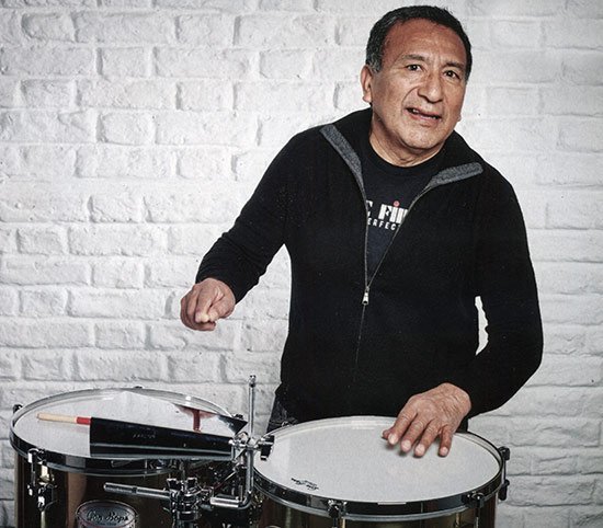 CapitalJazzClub's tweet image. Good evening! The #CapitalJazzClub984 is back. #NP, &apos;One Finger Snap&apos;, off #AlexAcuña&apos;s *Gifts*. (2022). 
Drums: Alex Acuña
Keys: Otmaro Ruiz
Guitars: Ramón Stagnaro
Bass: John Peña
Sax: Lorenzo Ferrero
Trumpet: Michael Stever
Cello: Giovanna Clayton
Vocals: Diana &amp;amp; Regina Acuńa.