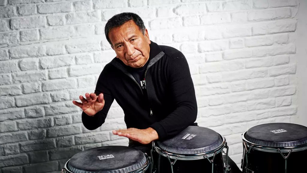 CapitalJazzClub's tweet image. Good evening! The #CapitalJazzClub984 is back. #NP, &apos;One Finger Snap&apos;, off #AlexAcuña&apos;s *Gifts*. (2022). 
Drums: Alex Acuña
Keys: Otmaro Ruiz
Guitars: Ramón Stagnaro
Bass: John Peña
Sax: Lorenzo Ferrero
Trumpet: Michael Stever
Cello: Giovanna Clayton
Vocals: Diana &amp;amp; Regina Acuńa.