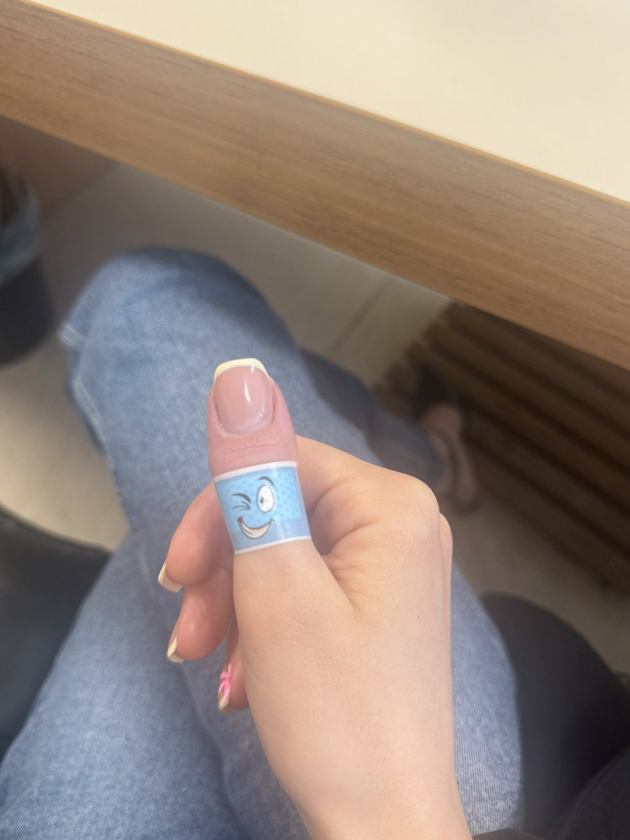 Kalbimizdeki kırıklarıda böyle bantlarla kapattığımız için mutlu sanıyorlar.