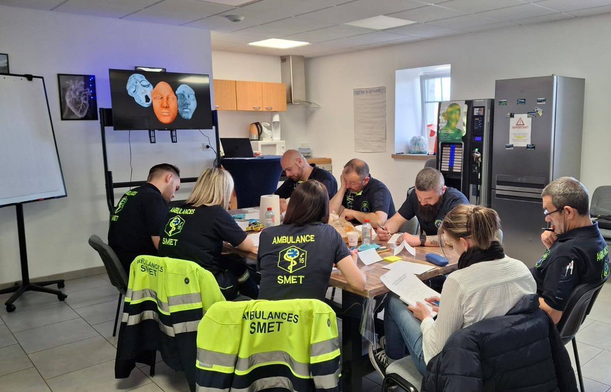 ambulancessmet's tweet photo. 8 professionnels des Ambulances SMET viennent de finaliser 14 heures de formation pour obtenir leur certification PSSM 

https://t.co/Zi2VB5HLBi

#GROUPESMETSECOURSETSERVICES #AMBULANCESSMET #PSSM #PremiersSecoursSantéMentale #FORMATION #SantéMentale https://t.co/t1TDiZtJZe
