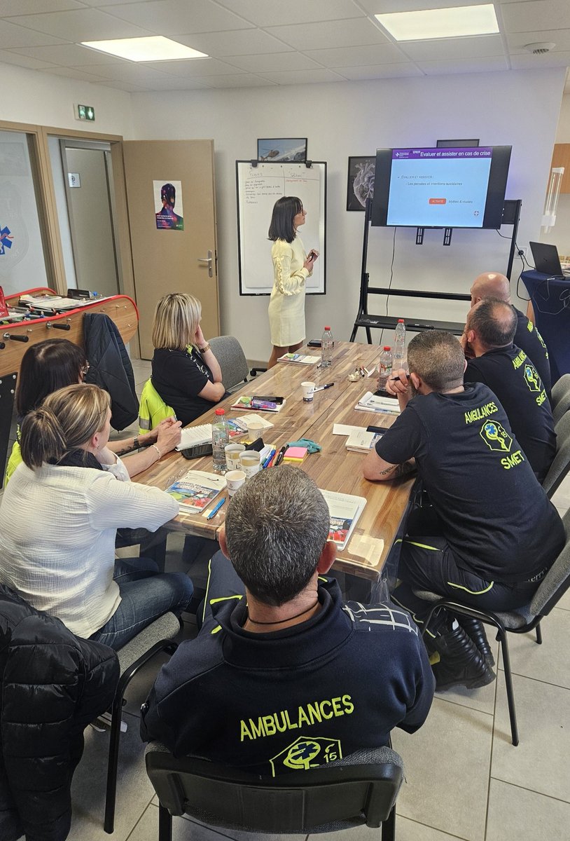 ambulancessmet's tweet photo. 8 professionnels des Ambulances SMET viennent de finaliser 14 heures de formation pour obtenir leur certification PSSM 

https://t.co/Zi2VB5HLBi

#GROUPESMETSECOURSETSERVICES #AMBULANCESSMET #PSSM #PremiersSecoursSantéMentale #FORMATION #SantéMentale https://t.co/t1TDiZtJZe