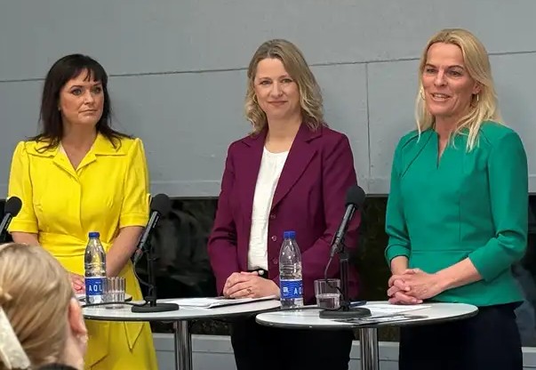 PederMeisner's tweet photo. Fantastisk nyhed: Mere opsøgende støtte og værdighed til de mest udsatte mennesker i hele landet.

Kæmpe tak til social- og boligminister @SophieHAndersen (S), indenrigs- og sundhedsminister @sophieloehde (V) og ældreminister @Mettekierkgaard (M) for at se behovet for opsøgende hjælp til isolerede og udsatte mennesker – også uden for de store byer. 

Og ikke mindst tak for at afsætte penge til indsatsen, herunder at Social Drive Out fra @kfumsoc kan udbredes til hele landet.

SOCIAL DRIVE OUT har siden corona-nedlukningen bragt over 180.000 måltider, nærvær og støtte ud til isolerede mennesker - især i landdistrikterne. Indsatsen modtog Kronprinsparrets Sociale Pris i 2023.

Social Drive Out løser konkrete problemer på stedet, skaber lokale fællesskaber i pop op-caféer og bygger bro til videre hjælp i social- og sundhedssystemet. Indsatsen foregår i tæt samarbejde med kommuner, kirker, boligforeninger, behandlings- og sundhedstilbud, frivillige og mange andre. 

Social Drive Out er bl.a. finansieret af Folketingets SSA-reserve, @PDJF_dk, Det Obelske Familiefond, KG Fonden og Gl. Skanderborg Fonden. Læs mere på https://t.co/URmVKSztlu