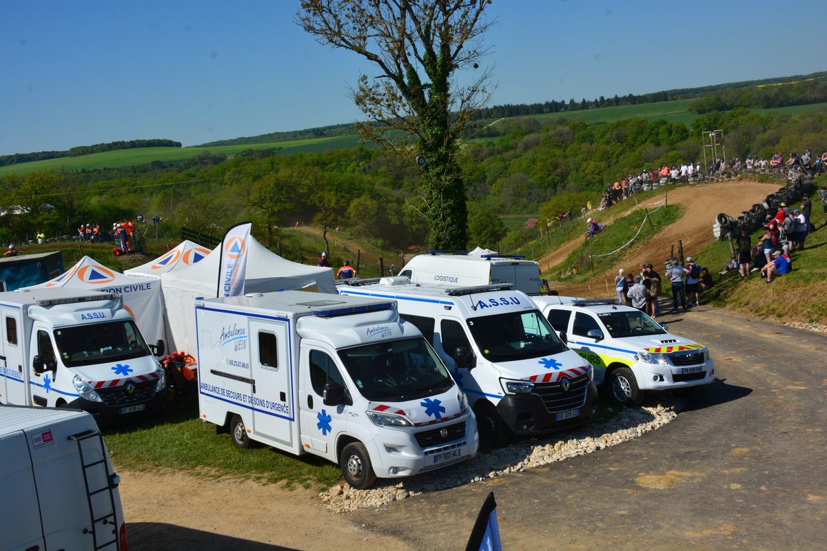 ambulancessmet's tweet photo. Les AMBULANCES SMET et les équipes de SMET SECOURS étaient présentes au motocross de Poulangy ce 1er mai.

https://t.co/rOzWwizhFZ

#GROUPESMETSECOURSETSERVICES #AMBULANCESSMET https://t.co/qKXDJtcBYY