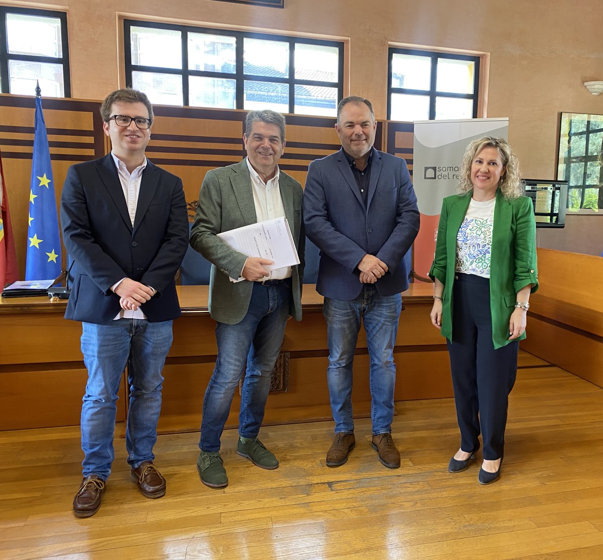 El presidente de la Cámara de Comercio de Oviedo, Carlos Paniceres, y la directora de la Antena Local de San Martín, Leticia Fernández, han presentado la memoria del 2024 al alcalde <a href="/MartinArdines/">Martín Ardines</a> y el concejal de Desarrollo Local, Arturo Fernández.