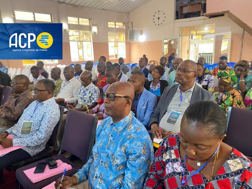 acprdcongo's tweet photo. #RDC : les laïcs protestants ont été exhortés vendredi à s'engager activement dans le secteur agricole afin de contribuer au développement économique de la République démocratique du Congo, par le président national du Ministère des laïcs protestants (#Milapro), dans son exposé lors d'un panel animé à la deuxième journée du congrès provincial des laïcs protestants du Kongo Central, qui se tient depuis jeudi à #Matadi, dans le Sud-ouest du pays. "L'argent ne se trouve pas seulement dans les mines. Aujourd'hui, une tonne de cacao se vend à plus de 12.000 dollars, tandis que celle du cobalt est à environ 9.000 dollars", a déclaré Norbert Basengezi, président national du Milapro, reconnaissant le potentiel économique du secteur agricole.
Découvrez d'autres informations sur notre site web : https://t.co/tGEWJ2Bgzn