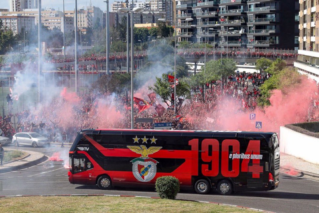 O plantel tem planeado a concentração às 17h15 de hoje no Estádio da Luz e sairá um pouco depois para Braga.

Uma última força, uma última esperança, lá estaremos !!!