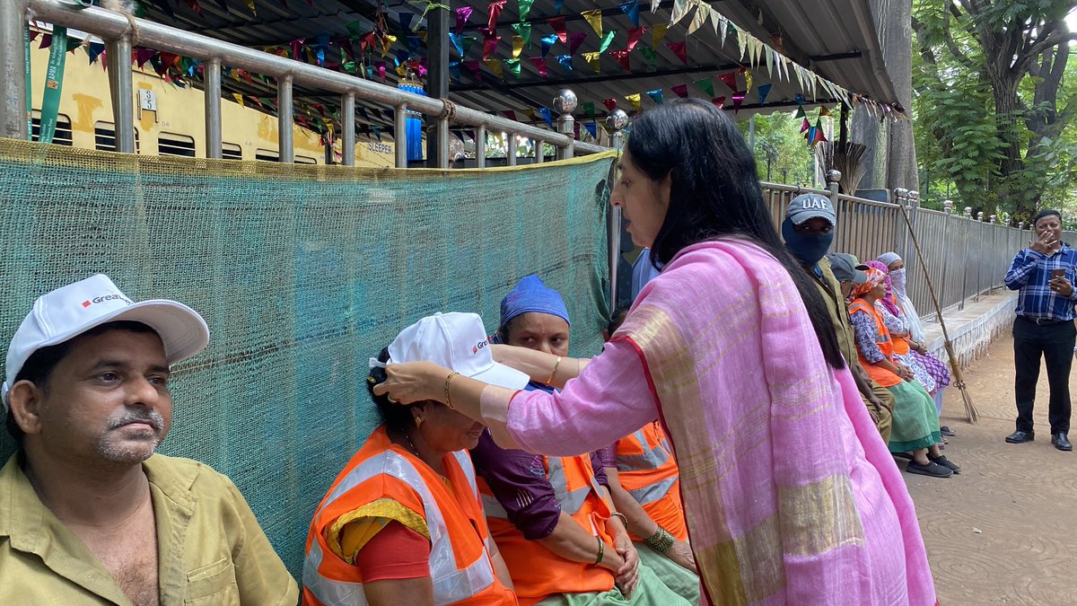 NehalShahBJP's tweet photo. Distributed caps to our dedicated F-North Ward SWM staff at the SWM Chowky, Hindu Colony, Dadar, along with Ward President Shri @savla_hiral and Team BJP Ward 177. 🧢

A small token of appreciation for their tireless efforts in keeping our surroundings clean. 🙏
 #SwachhBharat #Ward177 #BJPSeva