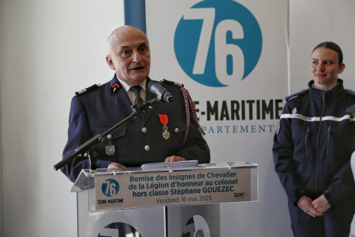 🎖 Ce matin, le colonel hors classe Stéphane Gouezec, directeur du #Sdis76, a reçu les insignes de Chevalier de la Légion d'honneur.

Une distinction remise par Grégory Allione, saluant un parcours exemplaire au service de la sécurité civile.

👏 Félicitations, mon colonel !