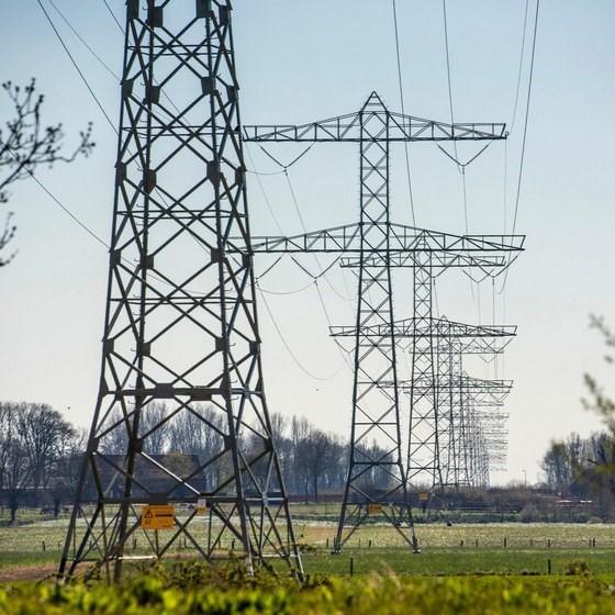 Mogelijke routes bekend voor nieuwe hoogspanningslijn tussen Maasbracht en Eindhoven. De bestaande lijn kan vanaf 2030 niet genoeg stroom vervoeren. Tot 26 juni kan op de drie mogelijke routes worden gereageerd. 
Lees meer over de mogelijke routes op: bit.ly/44Ev2W9