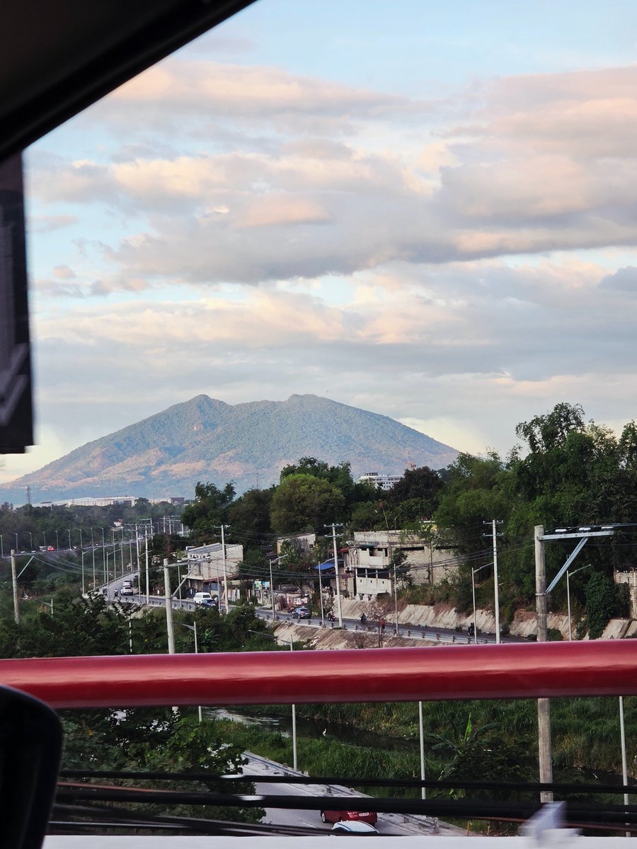 Lovely view of Mt. Arayat this late afternoon 💙

Sorry na agad, driving while taking this photo (traffic naman ✌️)
