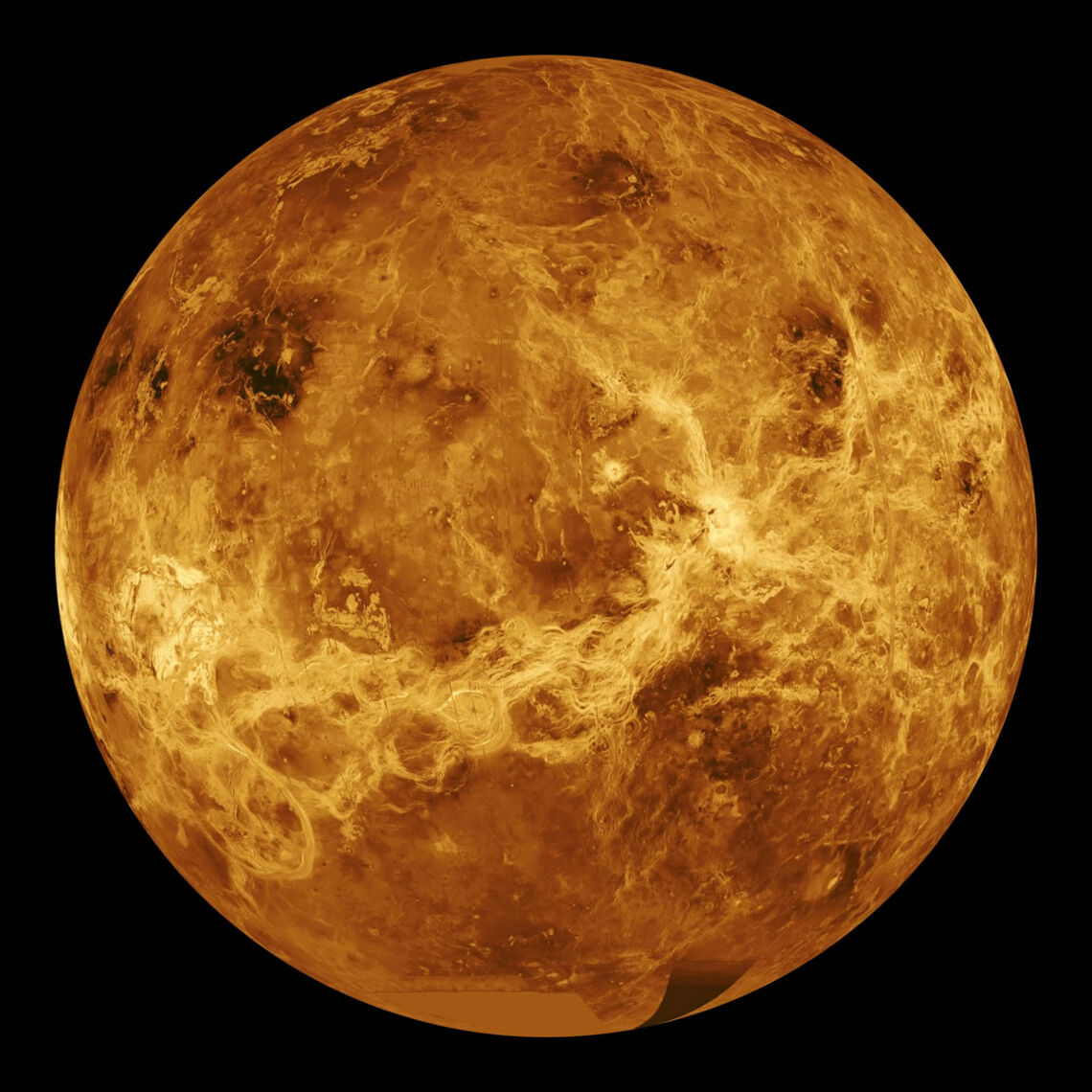 #AEstaHora 

Un nuevo estudio revela que la corteza de Venus es más dinámica de lo que se pensaba.

Conozca más del espacio sintonizando el #MagazínAVolar de la <a href="/EmisoraAlAire/">EmisoraAl Aire</a> a través de▶️bit.ly/4awYoVZ y Mytuner bit.ly/3TUOEOD

#Adastra🚀