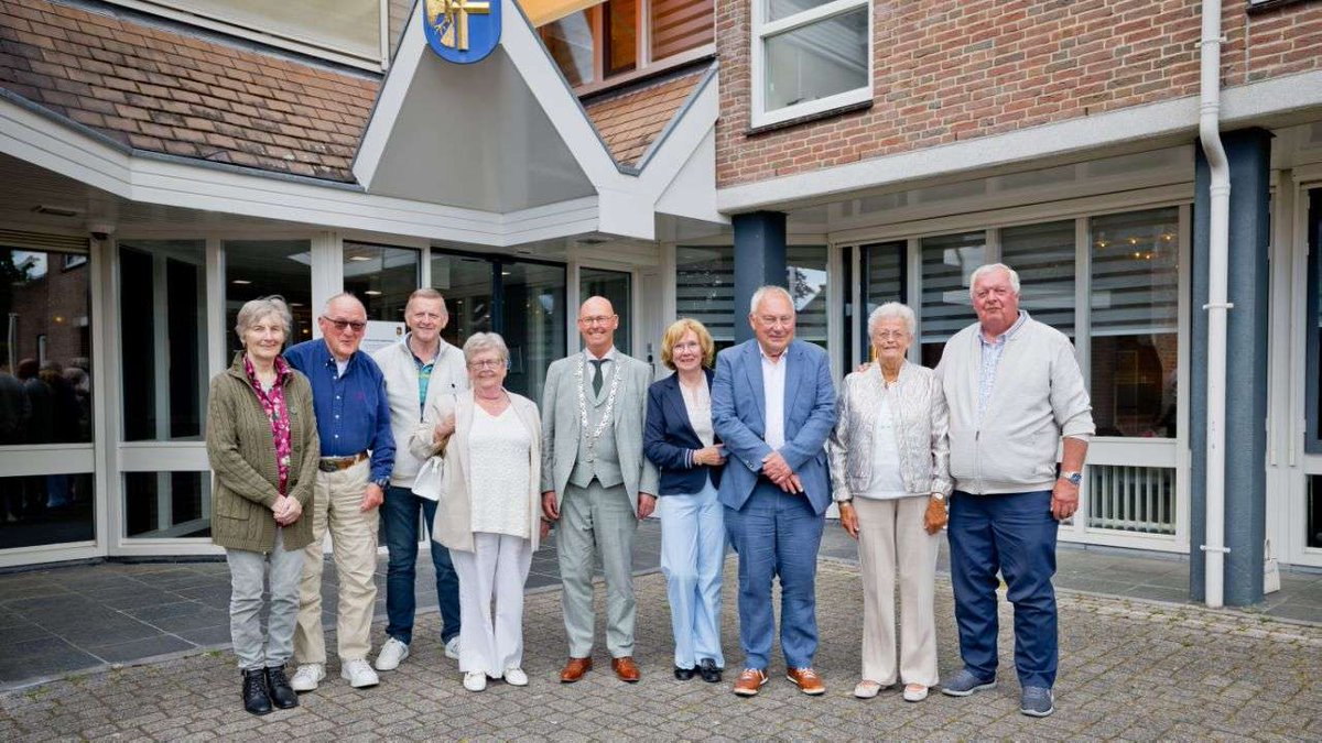 Gouden bruidsparen in het gemeentehuis debunschoter-online.nl/algemeen/goude…