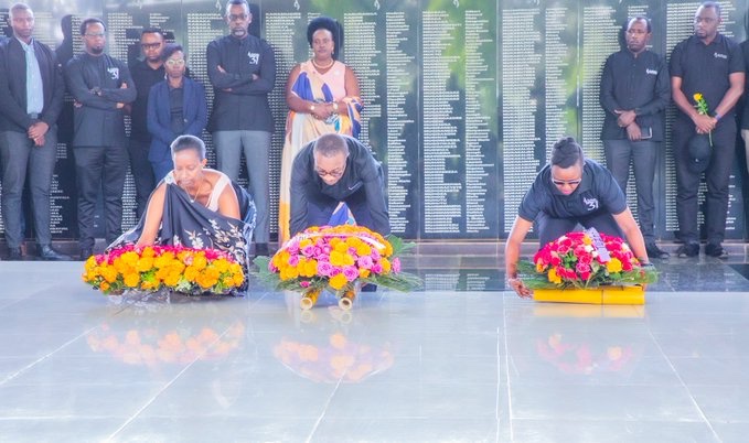 UKWELITIMES's tweet photo. #Kwibuka31
Kuri uyu wa Gatanu, Abayobozi nâAbakozi basaga 500 baturutse muri #MINEMA @EnvironmentRw, @RwandaWater, @RwandaICT na @Lands_Rwanda bakorera mu nyubako ya Nyarugenge Pension Plaza nâIkigo cyâ Igihugu gishinzwe Ubumenyi bwâ Ikirere @MeteoRwanda bifatanyije nâAbanyarwanda #Kwibuka31 Jenoside yakorewe Abatutsi mu 1994.
Ni igikorwa cyabimburiwe no kunamira inzirakarengane zishyinguye mu Rwibutso rwa Jenoside rwa Ntarama ruherereye muri @BugeseraDistrict.
âïž @NiyigenaXander