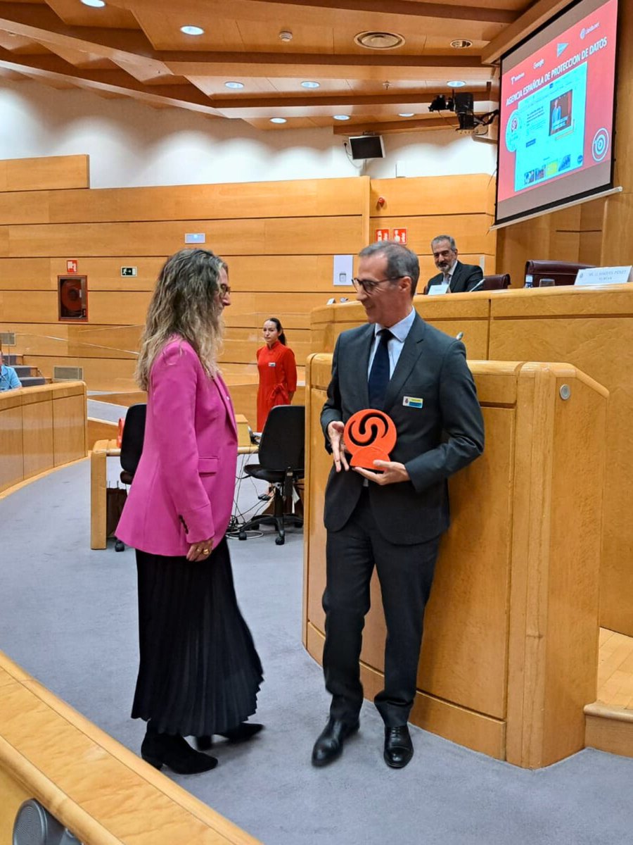 Agencia Española de Protección de Datos (@aepd_es) on Twitter photo 🏆 La AEPD ha recibido hoy el premio Transformación Digital del <a href="/diadeinternet/">#diadeinternet, 17 de mayo día mundial de Internet</a> por su proactividad en defensa de los derechos digitales de los colectivos más vulnerables, y en especial de los menores. #diadeinternet
👉 aepd.es/prensa-y-comun… 🏆 La AEPD ha recibido hoy el premio Transformación Digital del <a href="/diadeinternet/">#diadeinternet, 17 de mayo día mundial de Internet</a> por su proactividad en defensa de los derechos digitales de los colectivos más vulnerables, y en especial de los menores. #diadeinternet
👉 aepd.es/prensa-y-comun…
