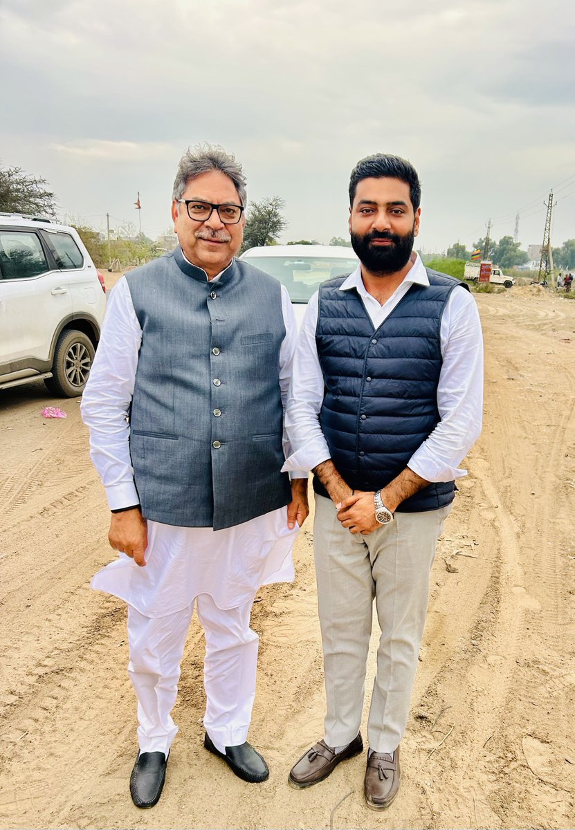 parasmidha's tweet image. लगता तो बेख़बर सा हूँ लेकिन ख़बर में हूँ
इक तेरी नज़र में हूँ तो सबकी नज़र मे हूँ
आदरणीय @DrSatishPoonia जी का स्नेहिल आशीर्वाद 
#filephoto