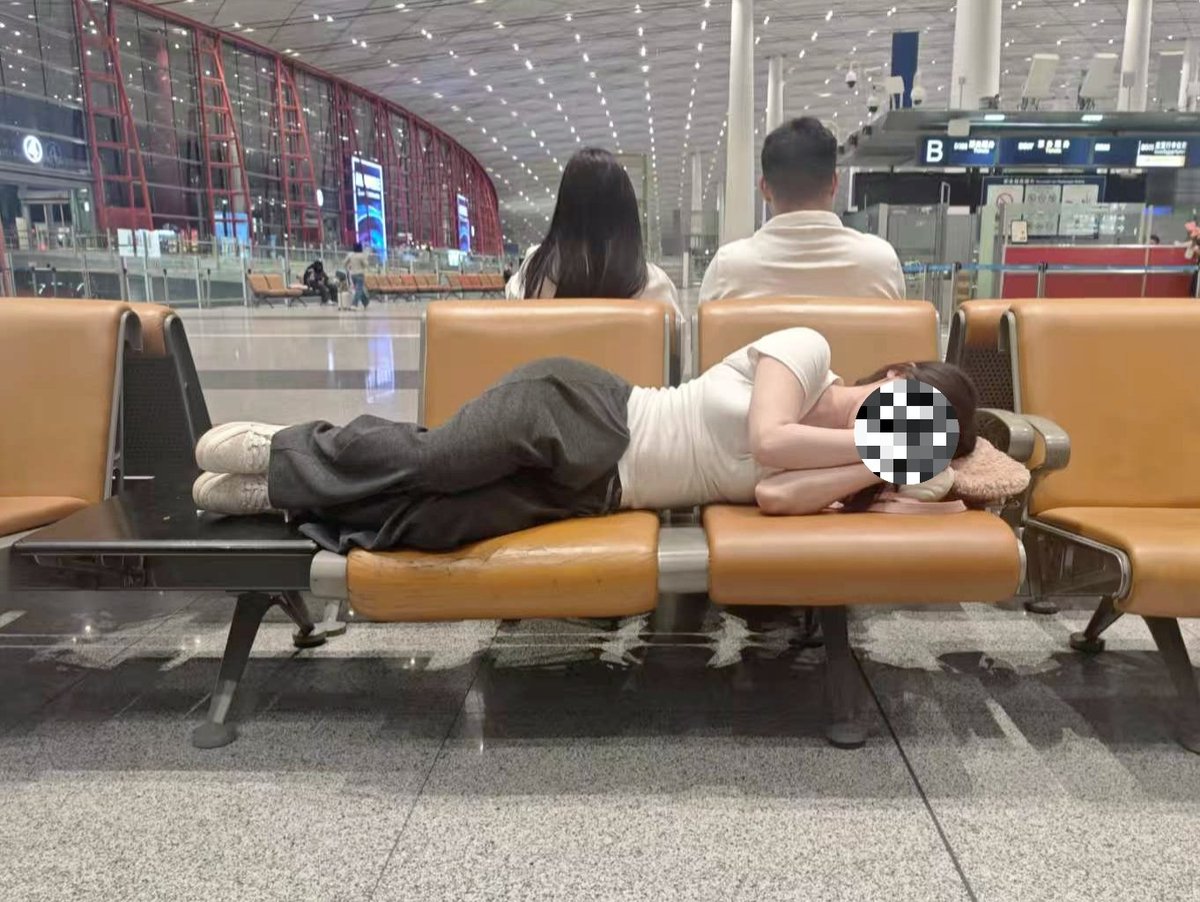 转机没住宿
在机场cos了一晚流浪汉🤨

ps:进安检区过夜比较安全