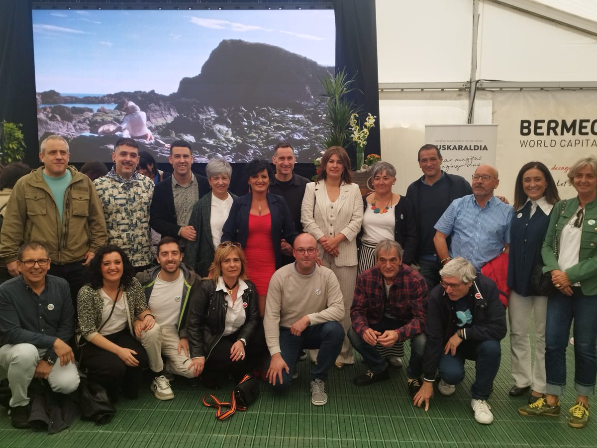 Iker__Casanova's tweet photo. Bermeon egon gara #ArrainAzoka|ren irekiera ekitaldian. Aurten itsasoaren euskara eta bereziki itsasoaren emakumeak omendu dituzte.
Arrantza, sektore ekonomikoaz gain, Bermeo eta euskal kostaldea, ikuspuntu soziologiko batez moldatu duen faktorea da. Zaindu behar dugun altxorra! https://t.co/Hdk9L51O1a