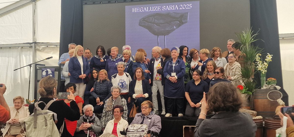 Iker__Casanova's tweet photo. Bermeon egon gara #ArrainAzoka|ren irekiera ekitaldian. Aurten itsasoaren euskara eta bereziki itsasoaren emakumeak omendu dituzte.
Arrantza, sektore ekonomikoaz gain, Bermeo eta euskal kostaldea, ikuspuntu soziologiko batez moldatu duen faktorea da. Zaindu behar dugun altxorra! https://t.co/Hdk9L51O1a