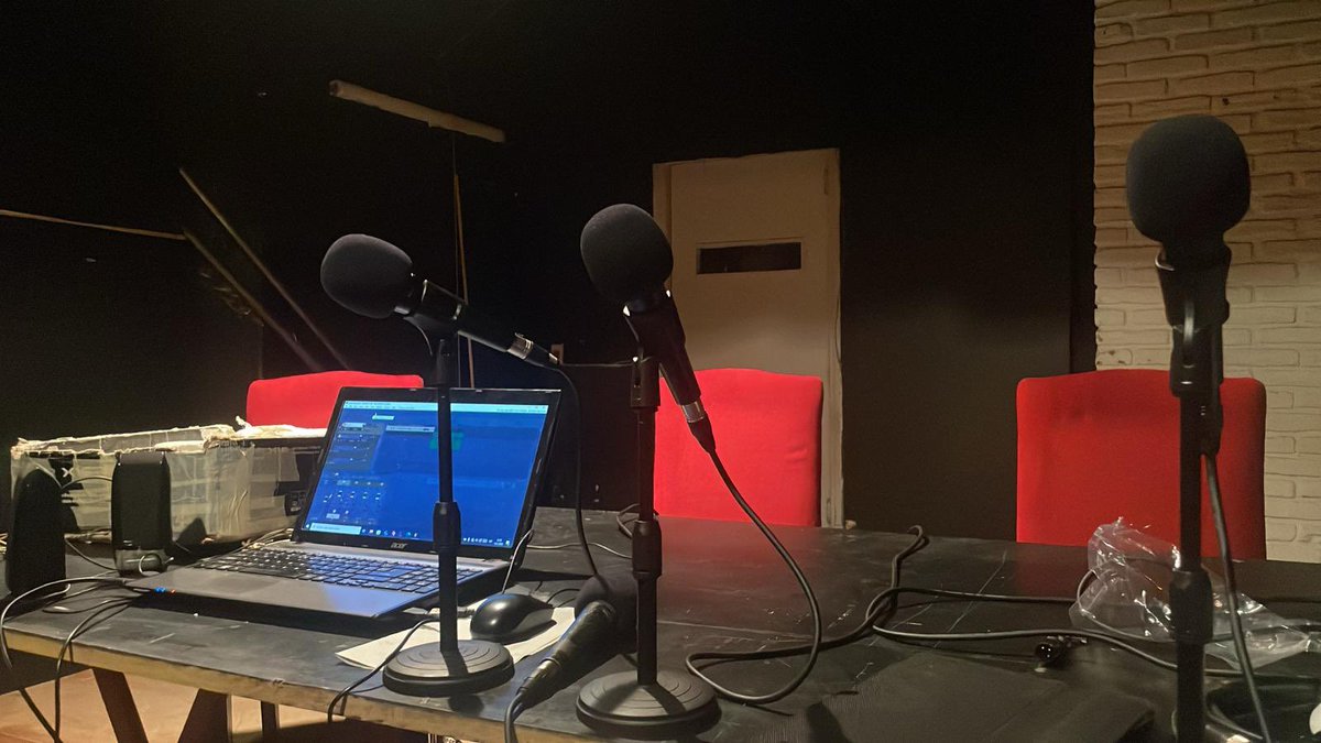 violinistaspod's tweet photo. Todo listo en El Espacio Vacío para la primera sesión de la quinta temporada de Violinistas del Titanic, dedicado a la dirección teatral, con apoyo del INAE. Esta noche, a las 20, grabaremos en formato fonoplatea los dos primeros episodios, con André Hübener y Anthony Fletcher. https://t.co/DpP5zti1Wn