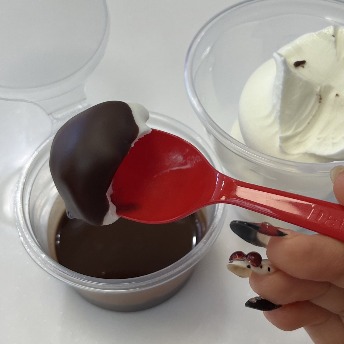 กินแดรี่ควีนตามตตฝรั่ง คือเห็นละอยากกินมากเลยทักไปถามในเพจว่าสั่งแบบนี้ได้มั้ยเขาบอกลองถามหน้าร้านดูสรุปคือสั่งได้ละมันสนุกเกินอ่ะจุ่มๆช้อคเคลือบทุกคำ เราสั่งเป็นซันเดย์ละเพิ่มช้อคดิป(+10)คับ