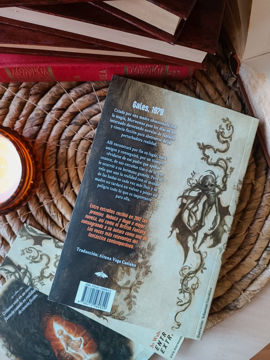 DuermevelaEd's tweet image. 📓🕯️«ENTRE EXTRAÑOS» de Jo Walton sigue en PREVENTA desde nuestra web. 🖤

La novela que ha marcado a una generación vuelve por fin a las librerías con nueva traducción de Aitana Vega e ilustración de cubierta por Sebastian Giacobino

duermevelaediciones.es/product/entre-…