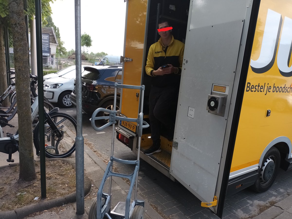 Hallo <a href="/JumboSupermarkt/">Jumbo Supermarkten</a>, uw bezorger parkeert illegaal en asociaal op een gehandicaptenparkeerplaats. Ik - rechtmatige houder van een gehandicaptenparkeerkaart - spreek hem daarop aan en krijg langdurig een grote bek en agressie over me heen. Hij vernedert mij ook nog op handicap.