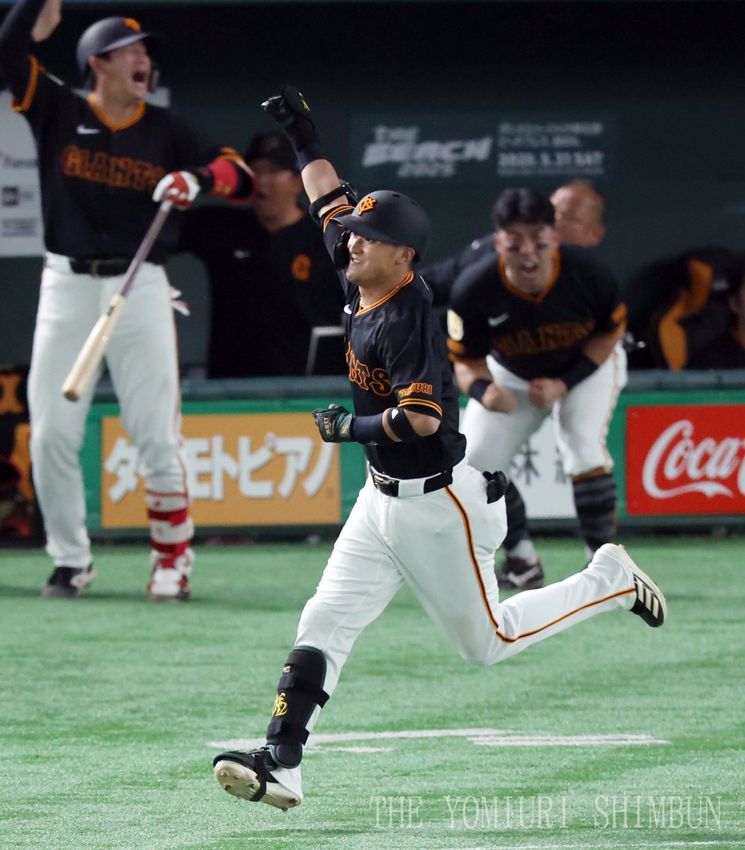 tshashin's tweet photo. 【プロ野球】
中日戦の８回に逆転３ランを放った巨人 #吉川尚輝 選手。土壇場で飛び出した今季第１号ホームランでチームの連敗を止めた（１６日）
巨人情報→https://t.co/aU5cbtxS4v
#巨人 #ジャイアンツ #新風 https://t.co/I465oLvuPK
