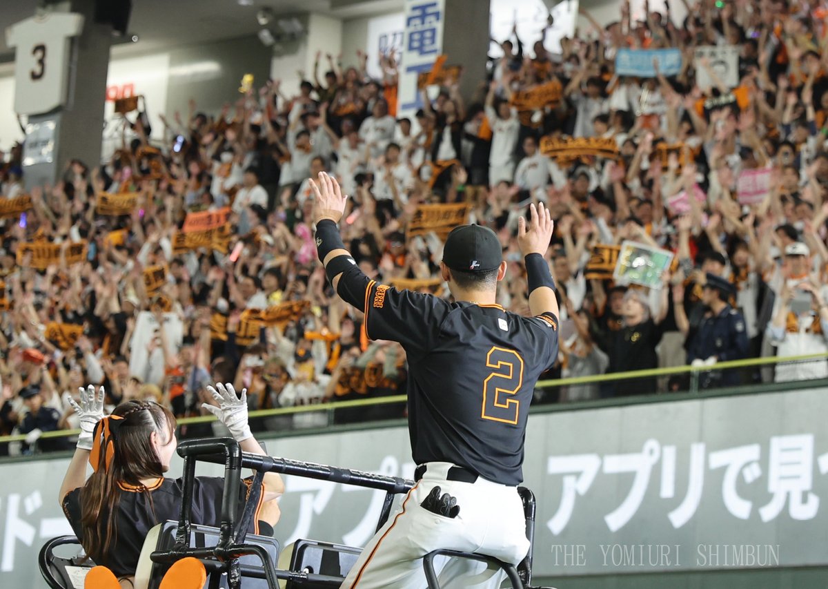 tshashin's tweet photo. 【プロ野球】
中日戦の８回に逆転３ランを放った巨人 #吉川尚輝 選手。土壇場で飛び出した今季第１号ホームランでチームの連敗を止めた（１６日）
巨人情報→https://t.co/aU5cbtxS4v
#巨人 #ジャイアンツ #新風 https://t.co/I465oLvuPK