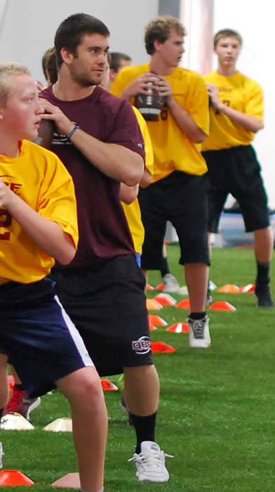 QBFarm's tweet photo. Quarterbacks!
Find Spring and Summer Camps that teach details in all areas of footwork-balance, passing mechanics, read-reaction and understanding pre-snap diagnosis. Do your research to make sure its not a waste of time and money. #GetBetter #QBFTraining https://t.co/i1NOCIvEDx