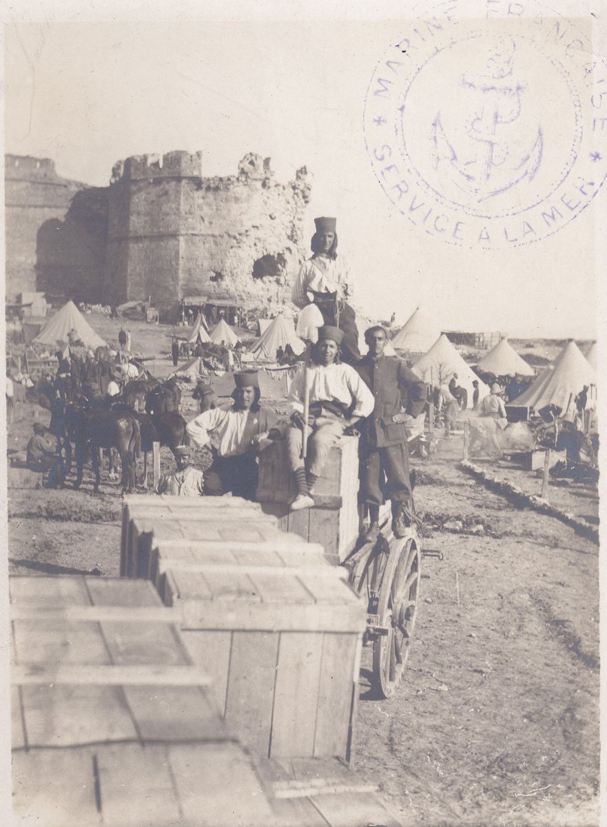 Seddülbahr Kalesi, yaz 1915: Ekipmanların boşaltılması, bölge Zuavları veya Afrikalı avcılar tarafından gerçekleştiriliyor. 
Seddulbahr Plajı, Fransız Seferi Kuvvetleri'nin asker ve erzaklarının ana çıkarma noktası oldu. 
#SeddülbahirKalesi