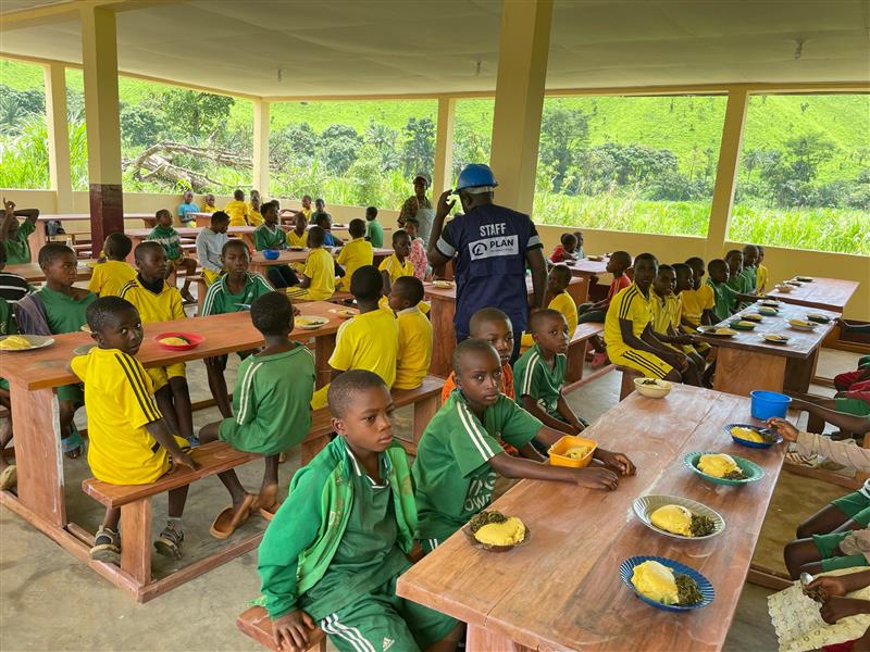 WFP_Cameroon's tweet photo. #Cameroon 🇨🇲

A good meal begins with a pleasant environment!

Last week, @WFP officially handed over the newly constructed school canteens in Nkambe and Bafut to the schools. These canteens provide safe, clean, and child-friendly spaces for preparing and serving nutritious meals to pupils.

Funded by the Govt of 🇨🇲 and @WorldBank, these canteens are more than just buildings—they are a foundation for learning, nourishment, and dignity for the children who rely on the #schoolfeeding programme each day.

#PULCCA
#ChangingLives